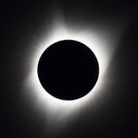 Corona solare durante un'eclissi totale di Sole, fotografata dalla NASA