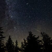 Sciame meteorico delle Perseidi sopra la Via Lattea, fotografato dalla NASA