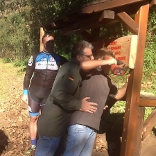 Mauro Leoni aiuta un ragazzo nel montaggio del pannello informazioni