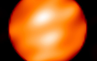 La stella Betelgeuse si sta affievolendo… sta per esplodere?