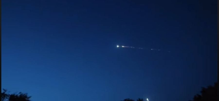 Scia di fuoco alle 5:44: rientro di detrito spaziale sul Sud Italia. Boati e nuovi video dalla Puglia