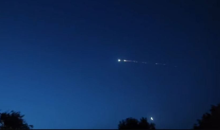 Scia di fuoco alle 5:44: rientro di detrito spaziale sul Sud Italia. Boati e nuovi video dalla Puglia